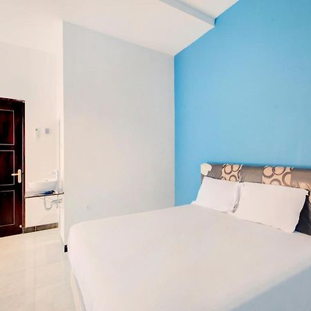 Oyo Life 3987 Kost Aditya Surabaya Buitenkant foto