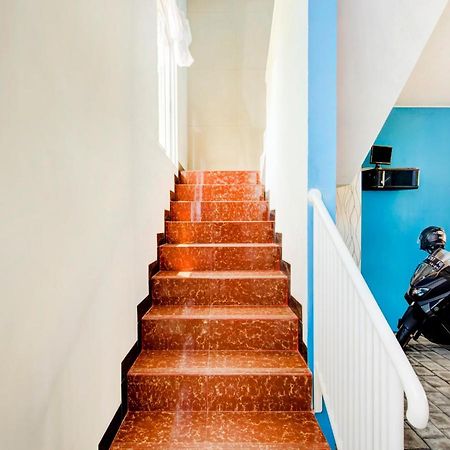 Oyo Life 3987 Kost Aditya Surabaya Buitenkant foto