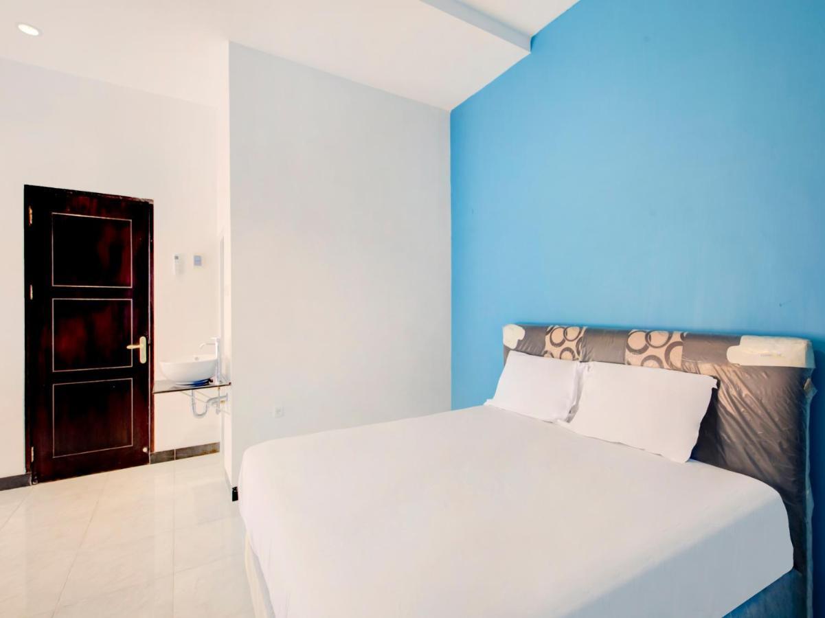 Oyo Life 3987 Kost Aditya Surabaya Buitenkant foto