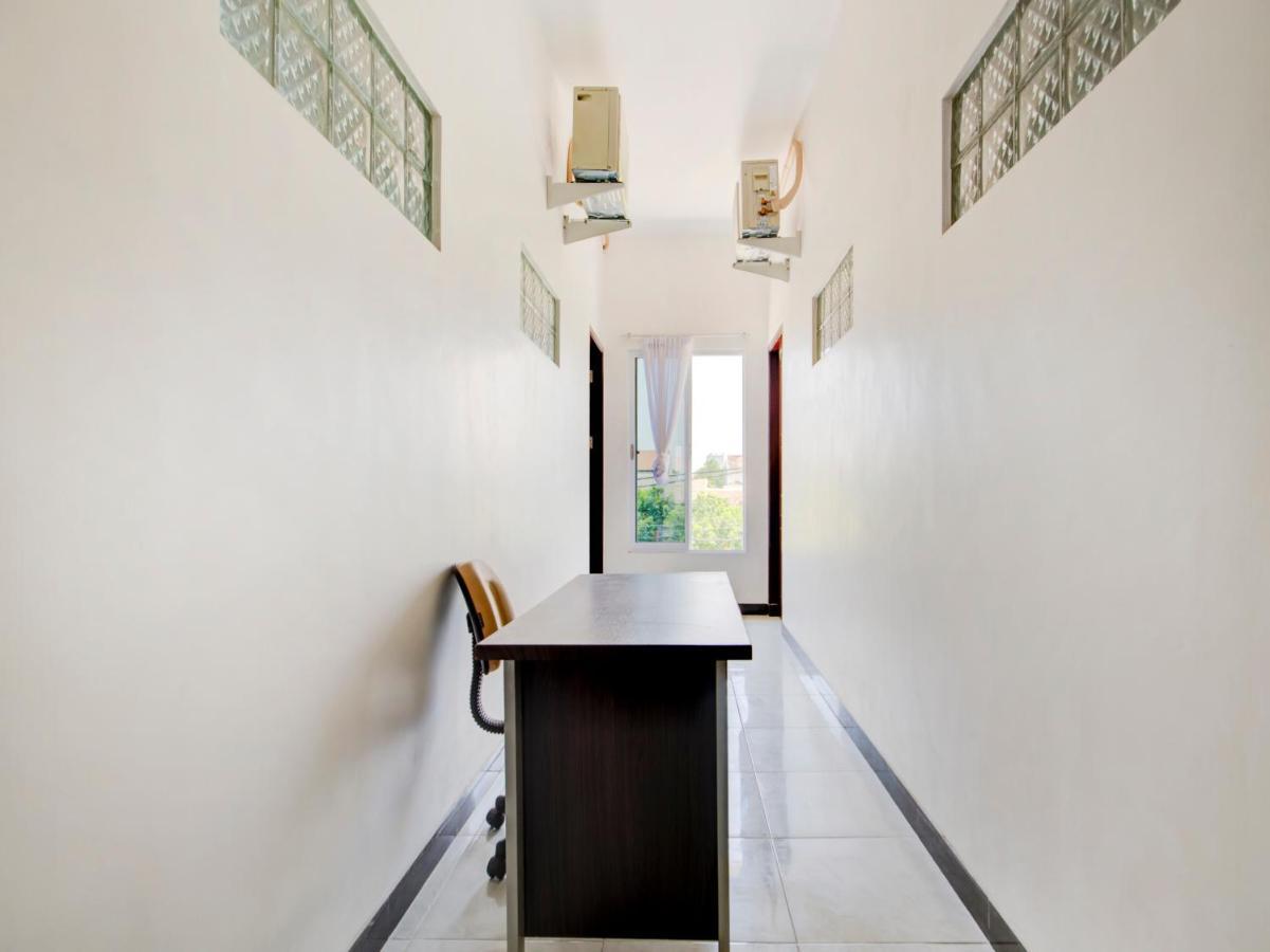 Oyo Life 3987 Kost Aditya Surabaya Buitenkant foto