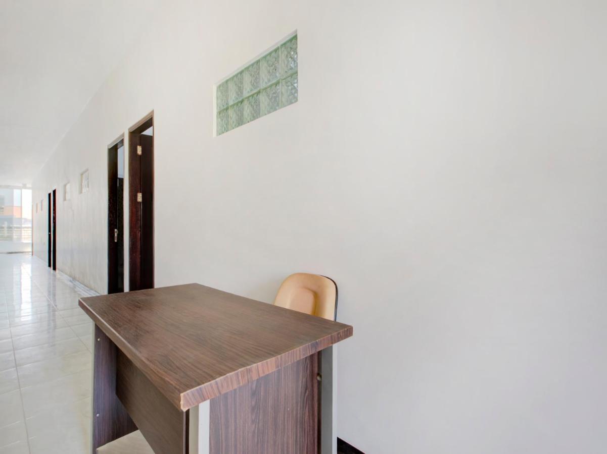 Oyo Life 3987 Kost Aditya Surabaya Buitenkant foto