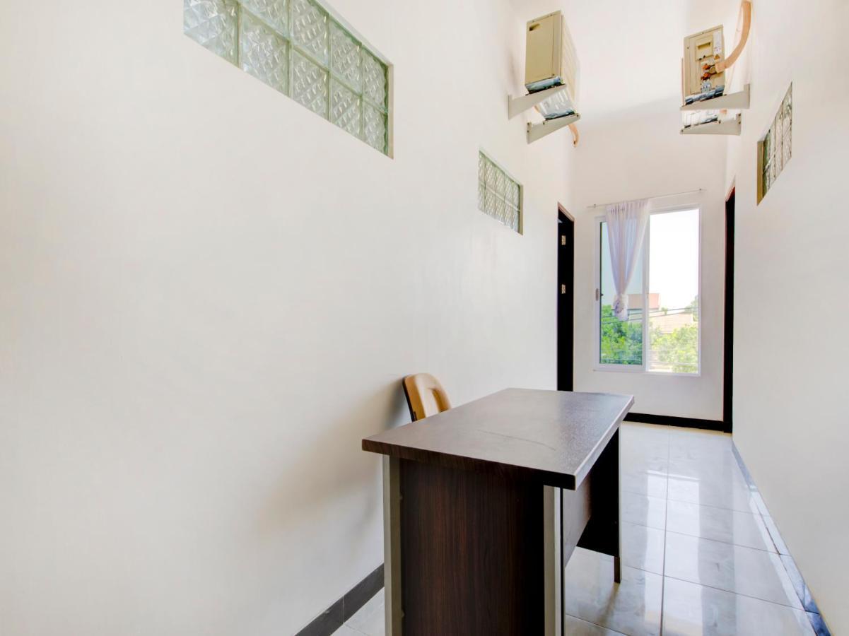 Oyo Life 3987 Kost Aditya Surabaya Buitenkant foto
