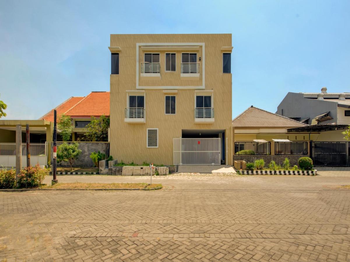 Oyo Life 3987 Kost Aditya Surabaya Buitenkant foto
