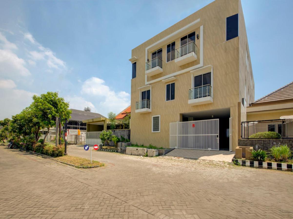 Oyo Life 3987 Kost Aditya Surabaya Buitenkant foto