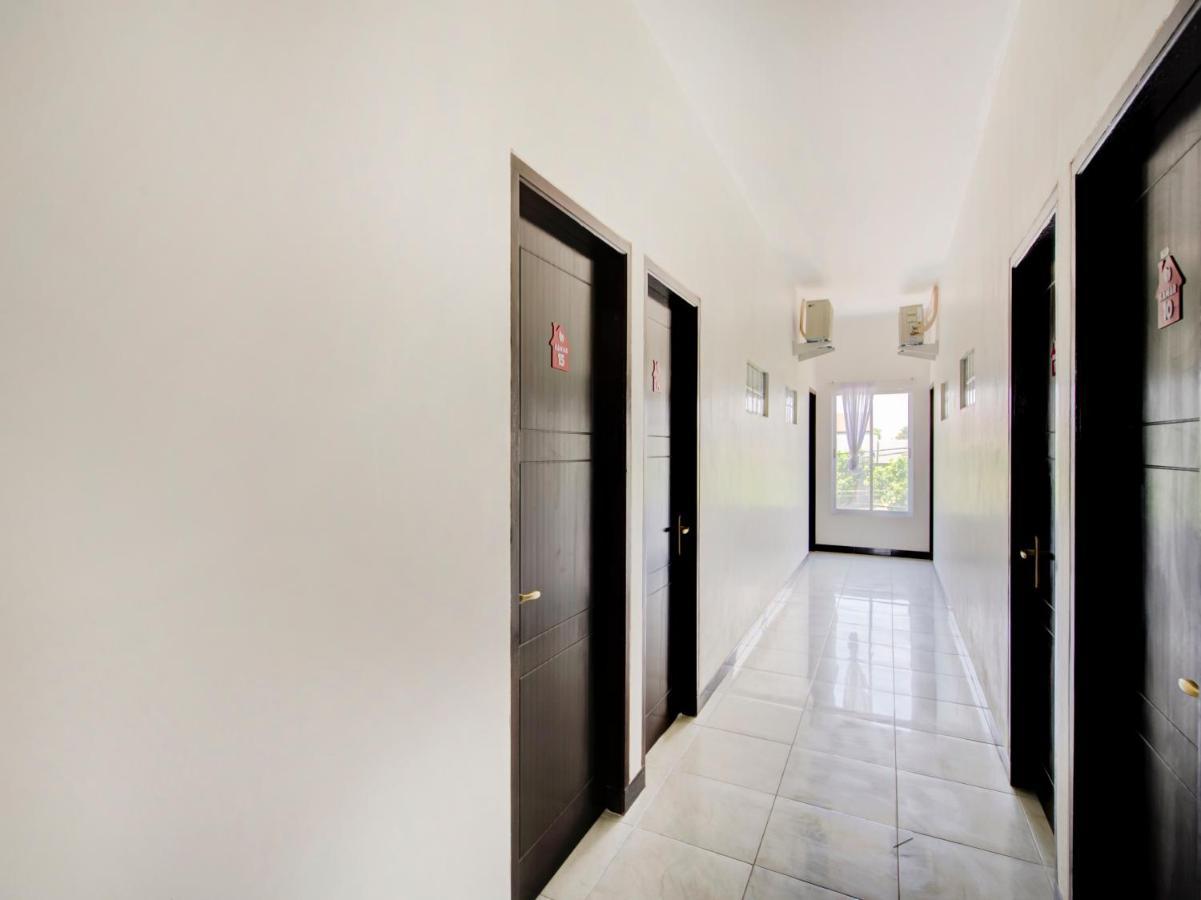 Oyo Life 3987 Kost Aditya Surabaya Buitenkant foto