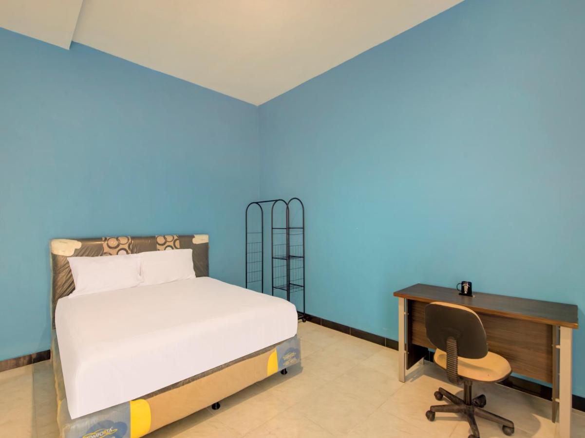Oyo Life 3987 Kost Aditya Surabaya Buitenkant foto