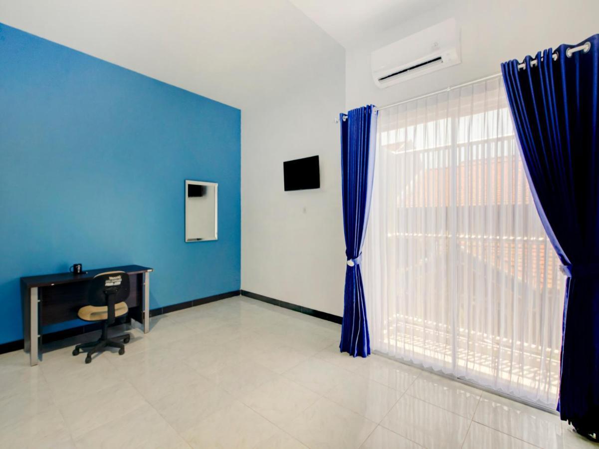Oyo Life 3987 Kost Aditya Surabaya Buitenkant foto