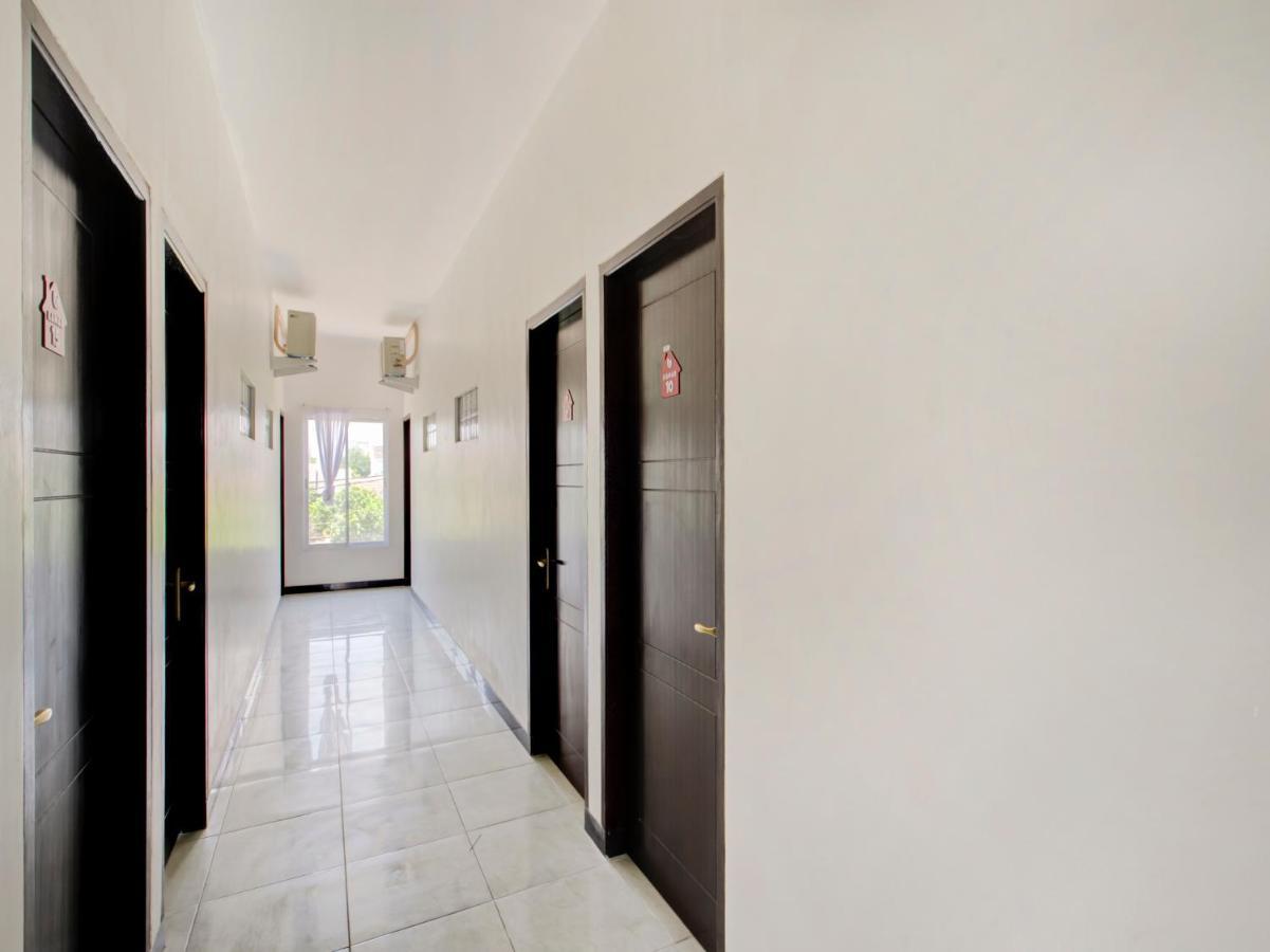 Oyo Life 3987 Kost Aditya Surabaya Buitenkant foto
