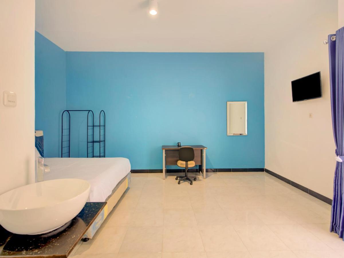 Oyo Life 3987 Kost Aditya Surabaya Buitenkant foto