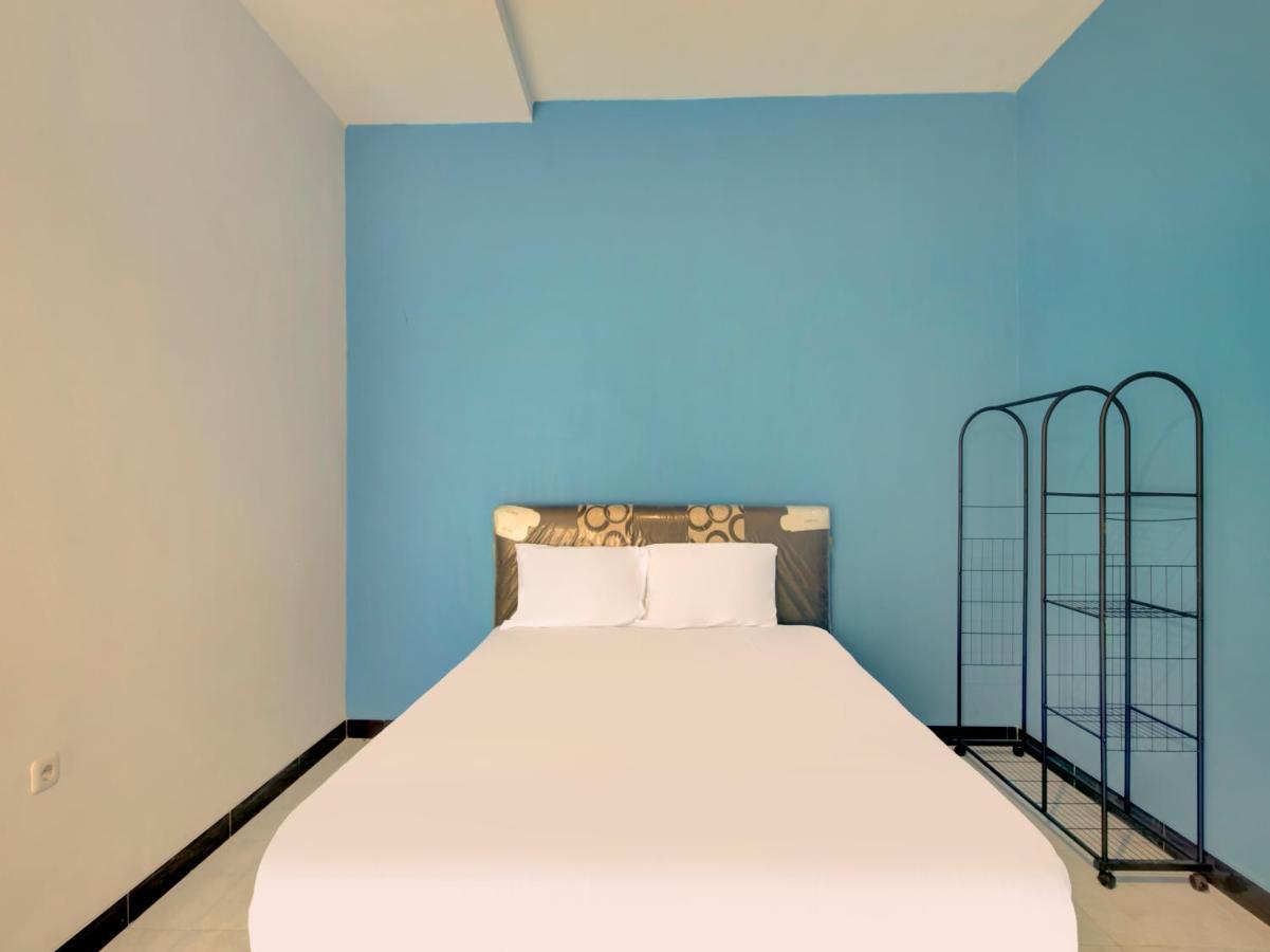 Oyo Life 3987 Kost Aditya Surabaya Buitenkant foto