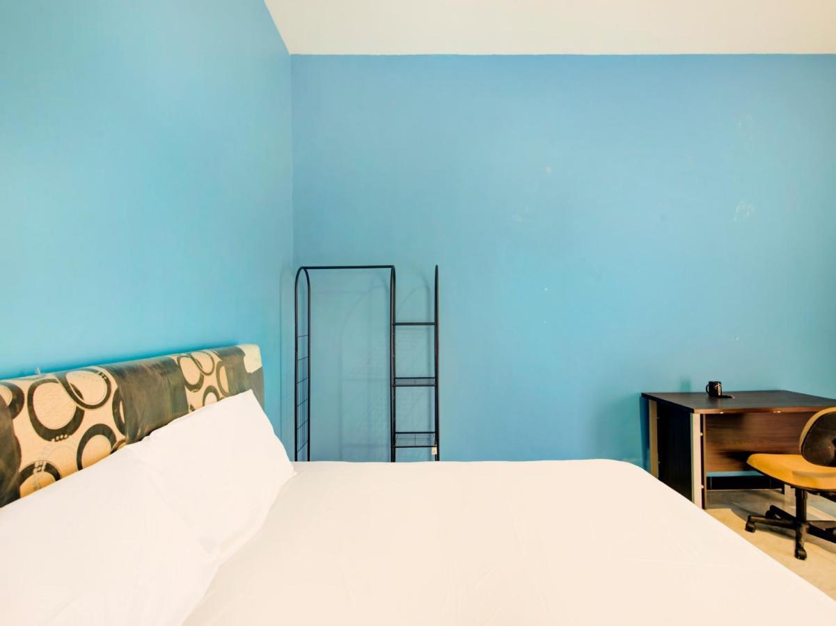 Oyo Life 3987 Kost Aditya Surabaya Buitenkant foto